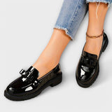 光沢のある黒の女性用モカシン - リボン付き